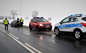 policjanci badają infrastrukturę drogową po śmiertelnym wypadku
