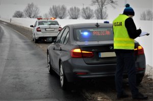 policjanci badają infrastrukturę drogową po śmiertelnym wypadku