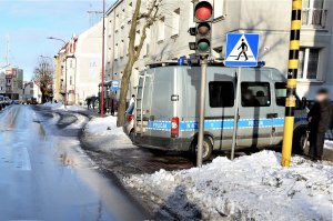 policjanci pracują w miejscu wypadku