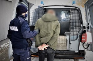 policjanci doprowadzają zatrzymanych
