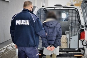 policjanci doprowadzają zatrzymanych