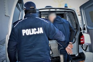 policjanci doprowadzają zatrzymanych
