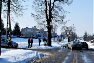 policjanci pracują w miejscu wypadku