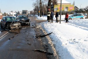 policjanci pracują w miejscu wypadku