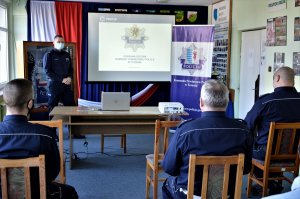 policjanci podczas odprawy rocznej