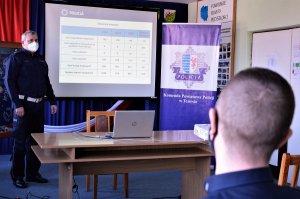 policjanci podczas odprawy rocznej