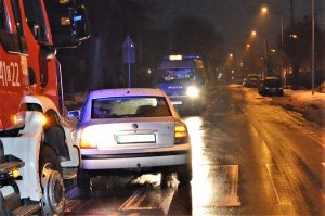 policjanci pracują w miejscu wypadku