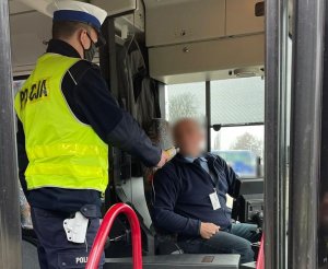 policjant kontroluje trzeźwość kierowcy