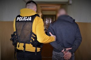 policjant z zatrzymanym