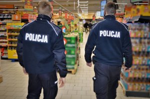 policjanci wykonują działania w związku z koronawirusem