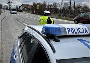policjant kontroluje prędkość kierowców