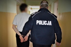 policjanci doprowadzają zatrzymanych