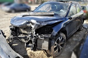 policjant doprowadza zatrzymanego