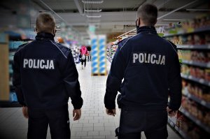 policjanci działają na rzecz walki z koronawirusem