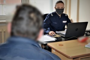 policjantka przesłuchuje zatrzymanego