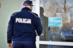 policjanci przyjmują szczepionki na Covid-19