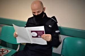 policjanci przyjmują szczepionki na Covid-19
