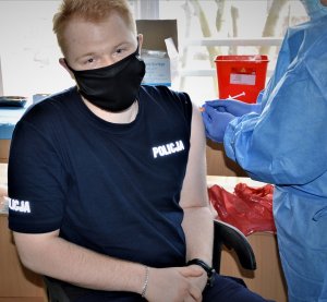policjanci przyjmują szczepionki na Covid-19