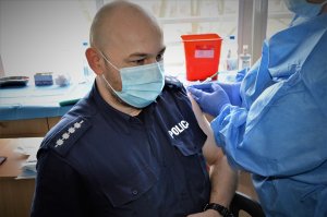 policjanci przyjmują szczepionki na Covid-19
