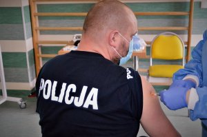 policjanci przyjmują szczepionki na Covid-19