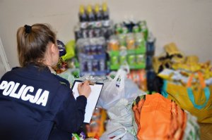 policjanci wykonują czynności z zatrzymanymi