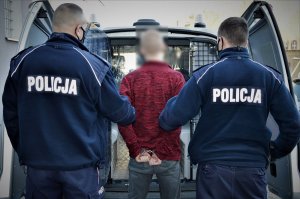 policjanci wykonują czynności z zatrzymanymi