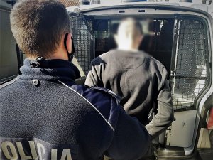 policjanci wykonują czynności z zatrzymanymi