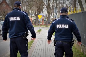 policjanci patrolują ulicę