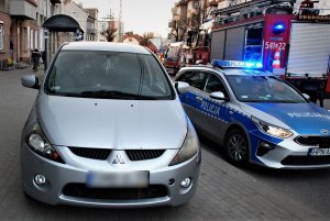 policjant pracuje w miejscu wypadku drogowego