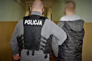 policjanci doprowadzają zatrzymanych