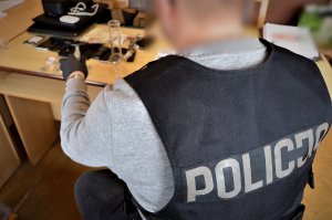 policjanci wykonują czynności z zatrzymanymi