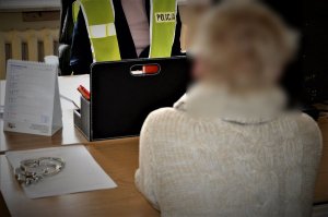 policjanci wykonują czynności z zatrzymanymi