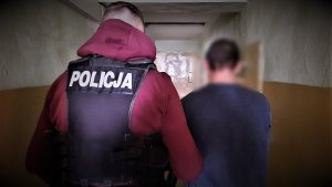 policjanci wykonują czynności z zatrzymanym
