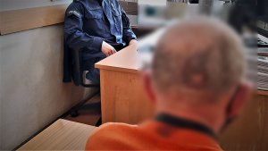 policjant przesłuchuje zatrzymanego