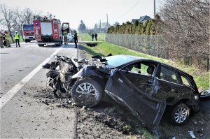 policjanci pracują w miejscu wypadku