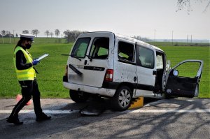 policjanci pracują w miejscu wypadku