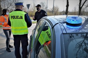 policjanci pracują na komisji