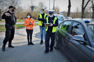 policjanci pracują na komisji
