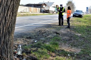policjanci pracują na komisji