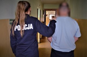 policjanci wykonują czynności z zatrzymanym