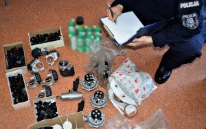 policjanci wykonują czynności z zatrzymanym