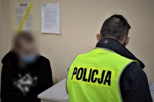 policjanci wykonują czynności z zatrzymanym