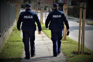 policjanci patrolują ulicę
