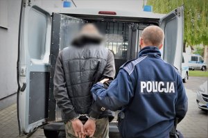 policjanci wykonują czynności z zatrzymanym
