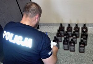 policjanci wykonują czynności z zatrzymanym