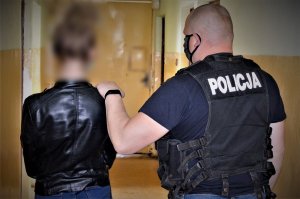 policjanci wykonują czynności z zatzrymanymi