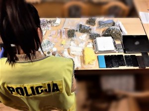 policjanci wykonują czynności z zatzrymanymi