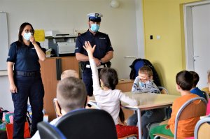 policjanci na zajęciach z dziećmi