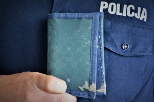policjant trzyma portfel