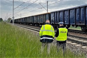 policjanci wykonują czynności z zatrzymanym